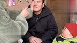 宝宝不好好吃饭，宝妈让爸爸做示范