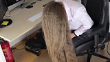 女子披着头发很有魅力，编成辫子，显气质又好看