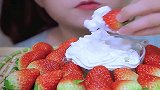 越南美女吃大草莓蘸奶油