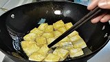 一块豆腐，一块五花肉，先煎后炒，金黄香酥还不腻，上桌多吃2碗饭