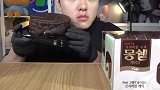 韩国“深渊巨口”小哥大口吃巧克力蛋糕，感觉好满足！