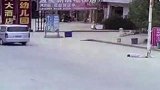 熊孩子与车赛跑一头撞上电线杆 网友：隔着屏幕都感受到痛