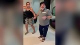 第44秒高能辣眼睛！马拉多纳与女士热舞 突然脱裤子露屁股