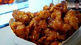 帅小哥吃一大盘炸鸡翅，最终还是吃完了