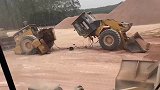 铲车干活时突然断梁分解