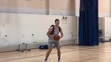 篮球-18年-白人模仿帝演绎德拉蒙德-格林的投篮表现-新闻
