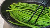 豆角的新吃法，孩子超喜欢，色泽金黄口感Q弹，太香了