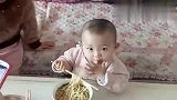 萌娃吃面条，这个办法是谁想出来的，再也不怕他玩面条了
