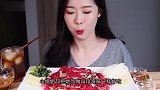 美女极限挑战生食料理，章鱼拌牛肉，小编吓得质壁分离了