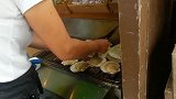 在北海道吃现烤的活扇贝，特点吃加黄油，烤的吱吱作响
