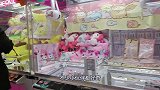 抓娃娃机成功率不高有内幕？小伙暴力打开揭秘，看完别上当了