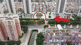 高楼旁边的农户，当初因为没有谈妥，不愿搬迁，现如今独居一处！
