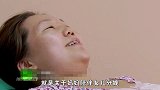 妈妈陪伴女儿分娩，紧闭双眼帮女儿用力