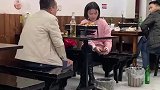 一网友在夜宵店拍下这一幕