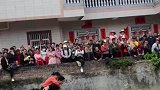 农村自有农村乐，泥潭里老公背着老婆争夺着胜利