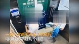 23岁男子扯下电梯指纹锁 从26楼抛下 妈妈：他还是孩子