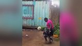 天秀！非洲大妈：颠球能赢过我 就把球还给你们