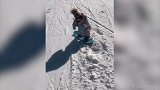 有点酷！1岁宝宝叼着奶嘴玩单板滑雪 姿势堪比专业运动员