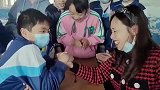 课间和熊孩子扳手腕，这般让老师情何以堪