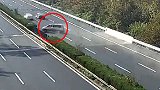 商务车高速爆胎失控撞护栏 祖孙未系安全带被甩出不治身亡