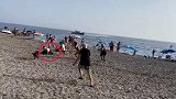 西班牙：两名毒贩驾船冲上海滩，被十几名游客扑倒在地抓住