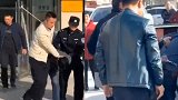 安徽一男子持斧抢银行 被民警到场抓获押解上警车