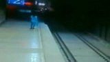 热点-实拍女子跳下地铁站台葬身车底