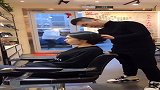 小伙跟理发师抬杠，俩人都是杠精，理发师最后一句真是猝不及防
