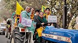 近4万名印度女性妇女节赴德里声援农民抗议，有的还开着拖拉机