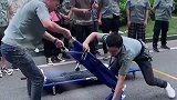 公司搞消防演习，小哥你们俩这是在搬运重伤员，下手要轻一点啊！