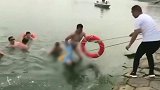 痛心！河南一家五口出游女孩落水 爸爸哥哥跳湖救女孩溺亡