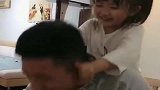 无论小情人下手多重，爸爸总是一脸宠溺，亲生的就是不一样！