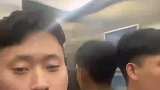 男生很疑惑电梯里为什么这么安静