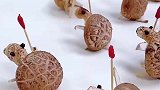 女子用香菇制作乌龟，组成一支乌龟军团