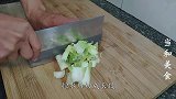 小白菜炖豆腐的做法，汤汁奶白味道鲜，便宜美味，连喝一碗还想喝