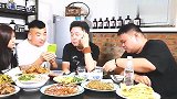 于谦腕儿真大，面对镜头不是吸烟就是喝酒，生活充满着滋味！