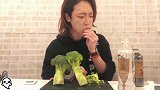 美食视频日本耳机小哥生啃绿色西兰花，太生猛了