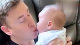 爸爸亲小宝宝的表情好吓人，接下来宝宝的眼神真逗，好搞笑！