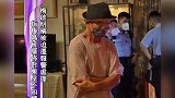 梅启明被赶出房屋流落街头，梅妈怒斥儿子