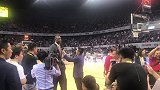 NBA中国赛深圳站：穆大叔到场观战 接受采访现场观众尖叫不断