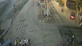 电动车女司机无视大货车，没给自己逃命的机会