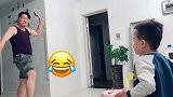 爸爸狠起来连自己都打，结果宝宝就是不上道，把旁边的妈妈逗乐了