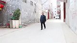 美女董事长回乡看爷爷，不料见无赖小伙欺负爷爷，结局真解气