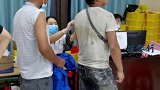 近日安徽，一穿着脏衣服的小伙子怕弄脏凳子站着打疫苗，护士让他坐下，他坚持没坐。  暖心  打疫苗