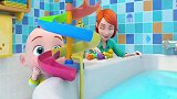 超级宝贝：宝宝爱洗澡，还有一群小玩具陪着，自己玩的挺开心