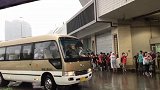 中超-17赛季-大雨浇不灭我对你的热爱 上港球迷冒雨迎接球队-新闻