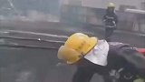 消防员救火后，用剩下的水给自己降温