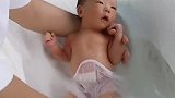育婴师给小可爱洗澡，宝宝一脸严肃的表情要把人都给萌翻了