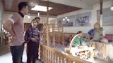 徐乐同体验抽蚕丝，感叹传统技艺的伟大