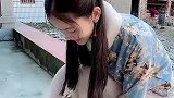 孙女要去同学聚会，奶偷偷在她背上贴了张纸，这两个字太扎心了